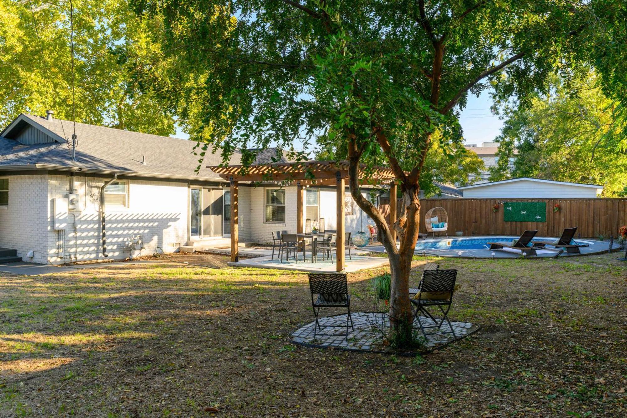 Modern Midway Hollow With Pool! Villa Dallas Eksteriør bilde